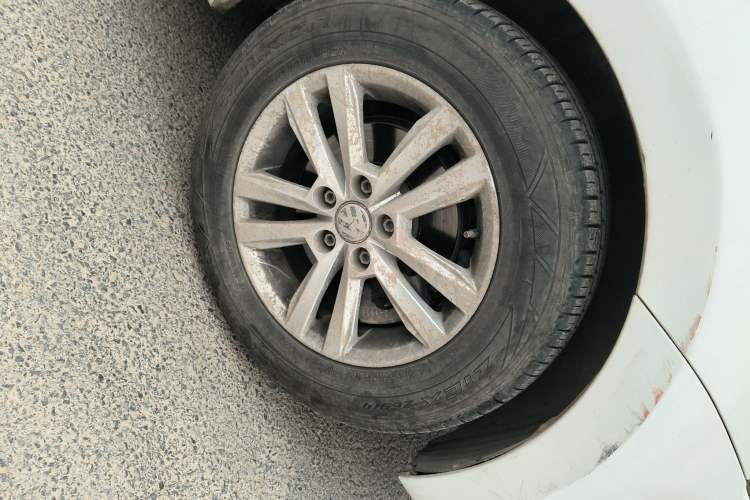 Used Volkswagen Polo 2016 1.4L Manual Fashion Model Right Front Wheel Hub