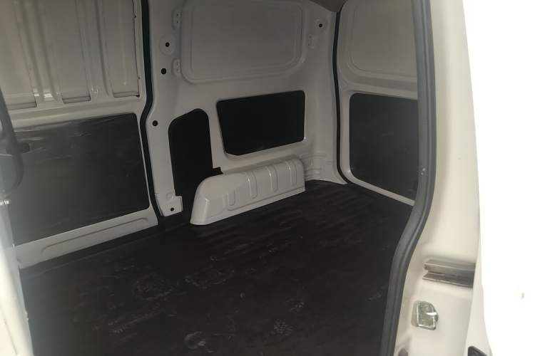 Used Wuling Hongguang V 2022 1.5L Jingqu Edition Enclosed-Window Vehicle with Hydraulic Power Steering LAR