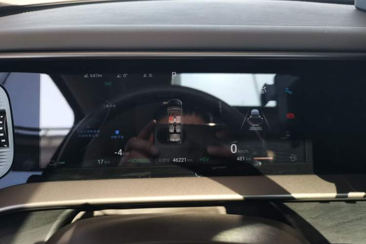 Used Denza D9 2022 DM-i 1040 Prestige Model
