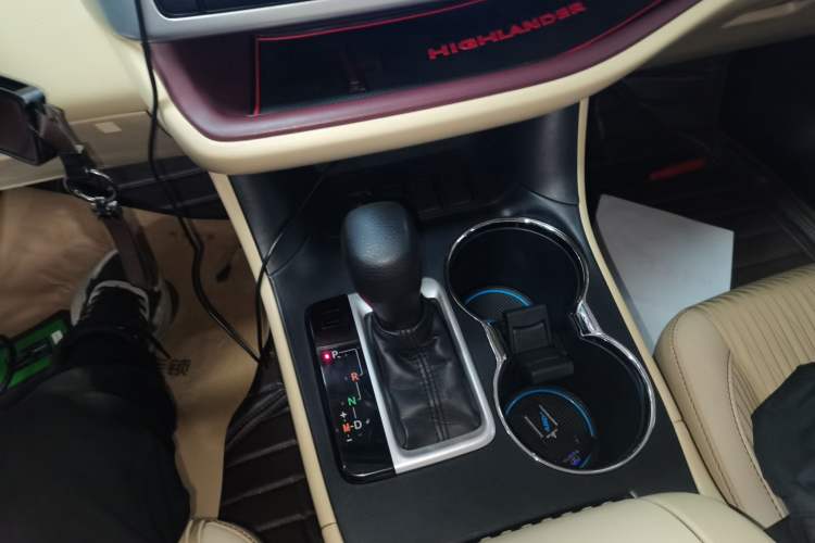 Used Toyota Highlander 2015 2.0T Two-Wheel Drive Elite Edition 5 Seats Gear Lever