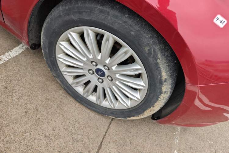 Used Ford Mondeo 2013 2.0L GTDi 200 Fashion Edition Right Front Wheel Hub