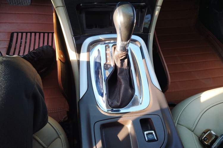 Used Buick Regal 2015 2.0L Elite Fashion Edition Gear Lever