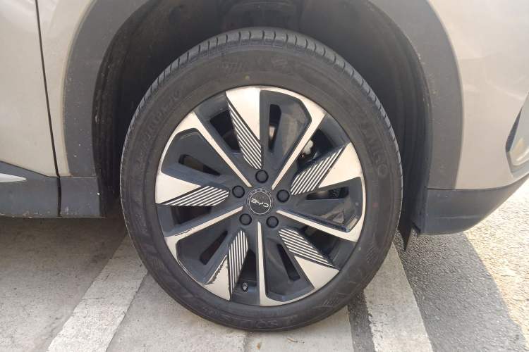 Used BYD Song PLUS New Energy 2025 DM-i 112KM Prestige Model Right Front Wheel Hub