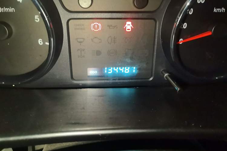 Used Isuzu Pickup 2009 2.8T 4WD Base Model Van 4JB1-TCT Odometer Close Up