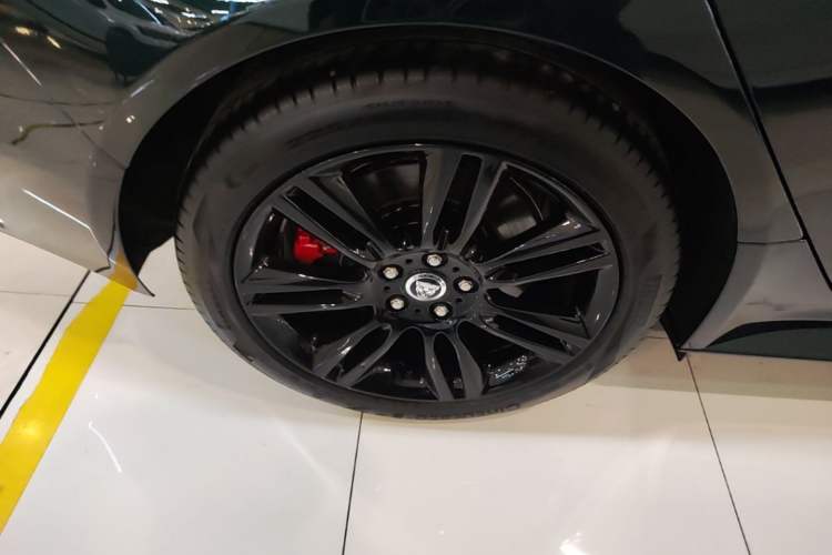 Used Jaguar XEL 2025 2.0T 250 PS R-DYNAMIC 90th Anniversary Edition Right Rear Wheel Hub