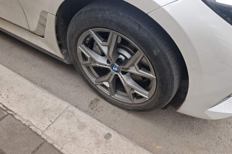 Used BMW i3 2023 eDrive 40 L Midnight Edition Right Front Wheel Hub