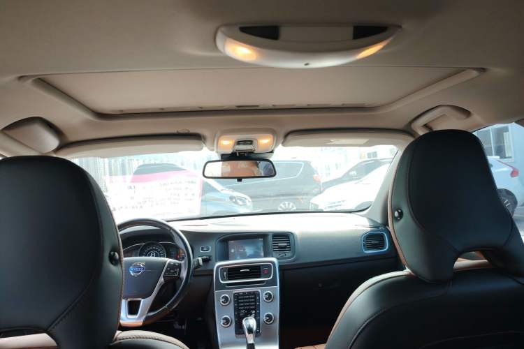Used Volvo S60 2014 S60L 2.0T Zhiyuan Edition
