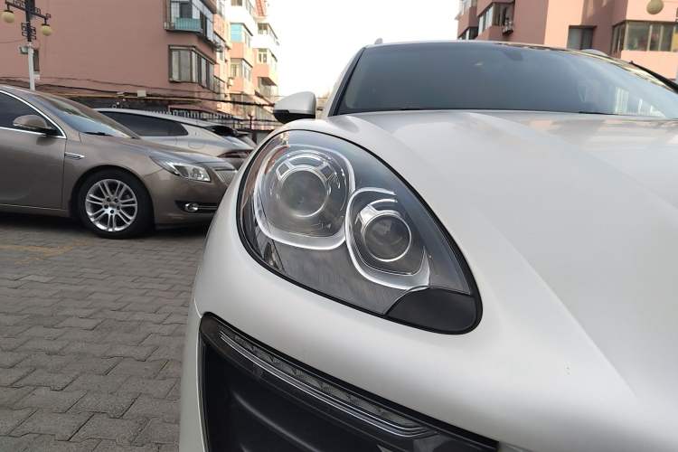 Used Porsche Macan 2014 Macan 2.0T Right Front Headlight