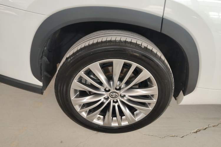 Used Toyota Highlander 2023 2.5L Smart Electric Hybrid Dual-Engine Four-Wheel Drive Prestige Version – 7 Seats Right Rear Wheel Hub