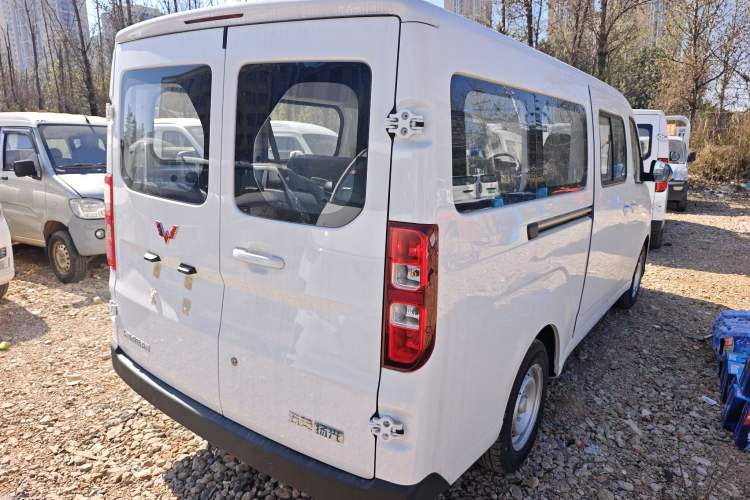 Used Wuling Yangguang 2024 300KM Comfort Version Passenger Van 75kW Exterior 5