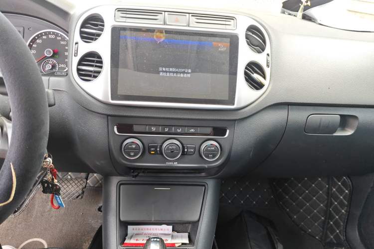 Used Volkswagen Tiguan 2016 280TSI Automatic Two-Wheel Drive Silk Road Comfort Edition Audio And AC Panel