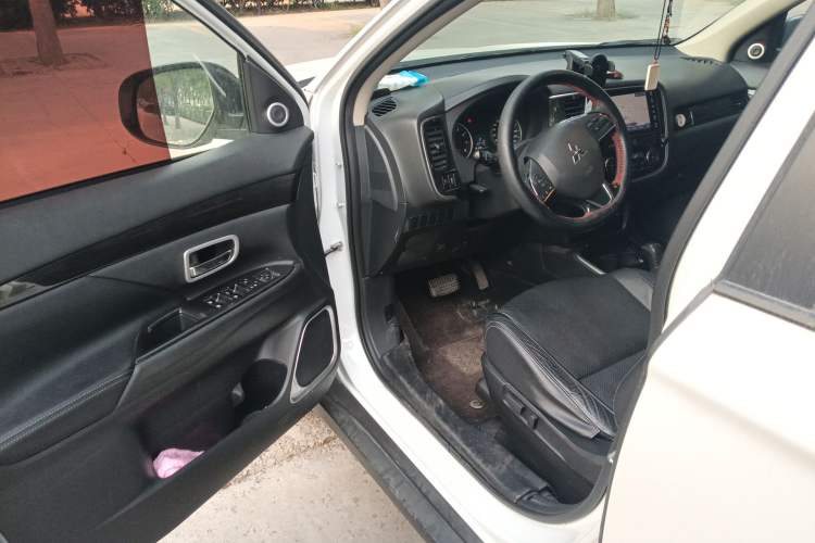 Used Mitsubishi Outlander 2017 2.0L Two-Wheel Drive Glory Edition 5 Seats