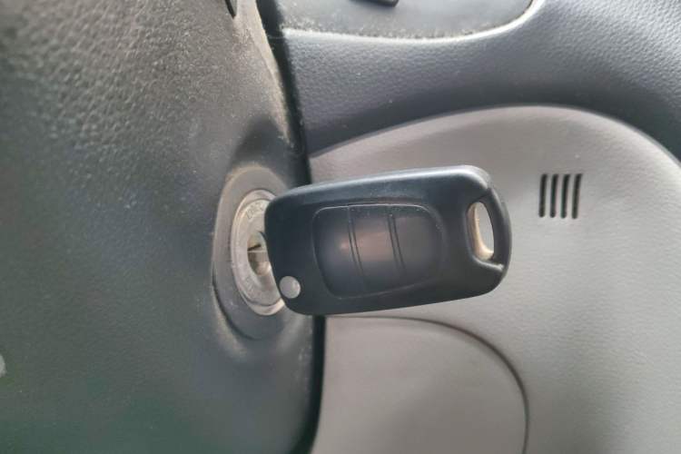 Used Kia Carens 2011 1.6L 5-Seater Manual Luxury Edition Vehicle Key