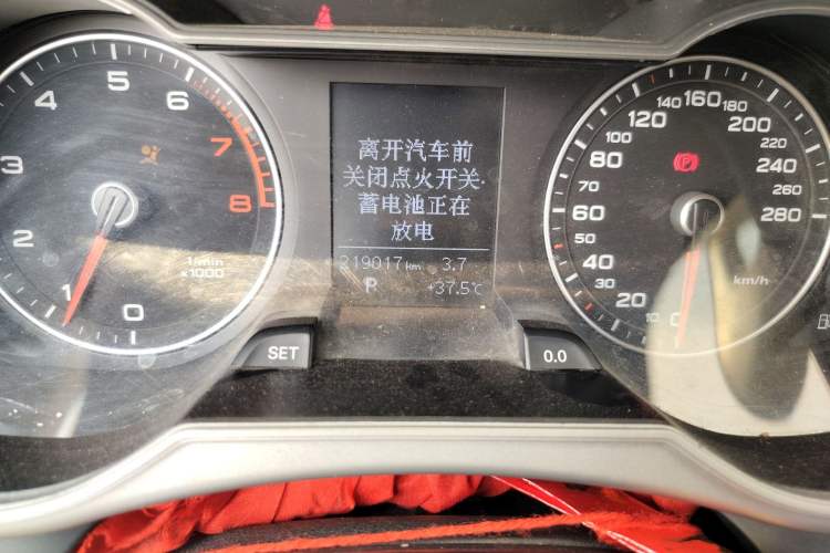 Used Audi A4L 2013 35 TFSI Automatic Standard Model Odometer Close Up