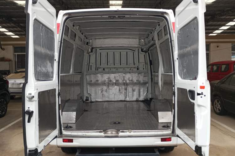 Used SAIC MAXUS Xintu V80 2021 2.0T Manual Classic City Delivery King Short Wheelbase Mid-Roof Design 3 Seats
