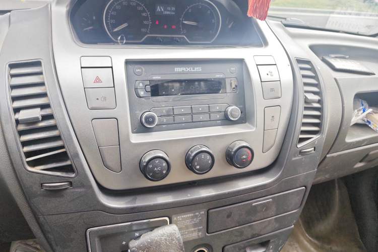 Used SAIC MAXUS Xintu V80 2017 2.5T AMT Aoyuntong National V Short Wheelbase Ultra-Low Roof 5/6/10-Seater
