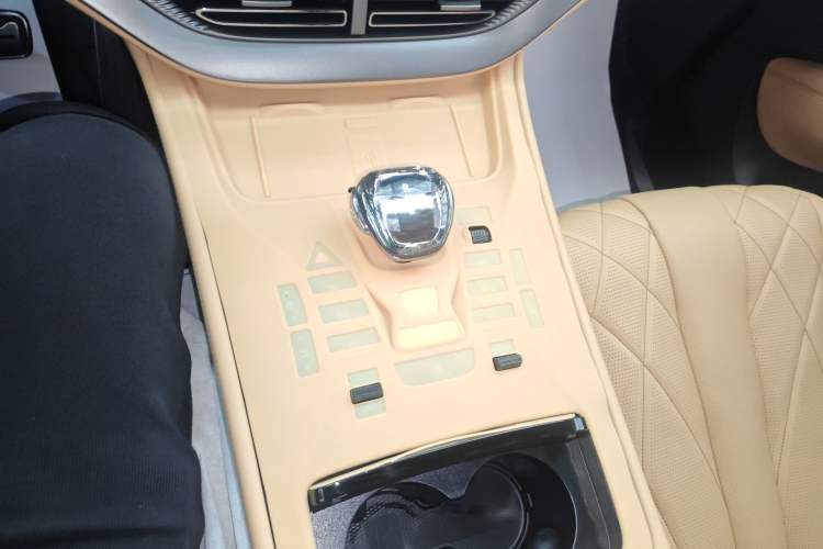 Used Denza D9 2025 DM-i Smart Drive 1020 Four-Wheel Drive Deluxe Model Gear Lever