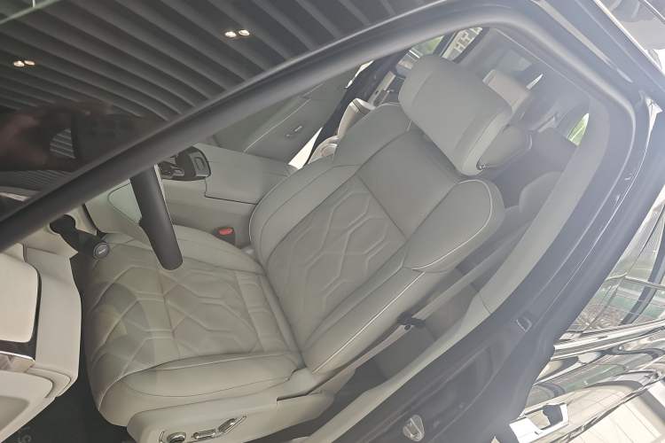 Used Volvo EM90 2025 Ultra Six-Seater Left Front Seat