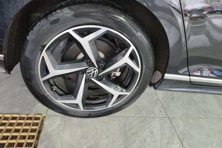 Used Volkswagen Magotan 2023 2 Million Units Commemorative Edition 330TSI DSG Luxury Version Right Rear Wheel Hub