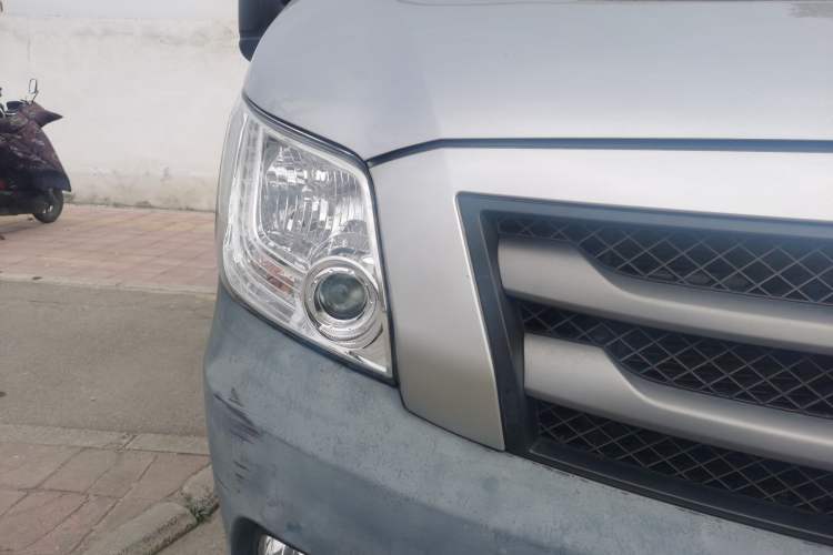 Used Foton Toano 2023 2.0T Manual Urban Version Short Wheelbase Low Roof with Single Rear Tire Available in 5/6/9-Seater Configurations
