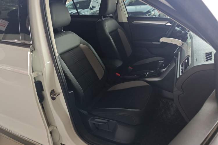 Used Volkswagen T-ROC 2019 280TSI DSG Two-Wheel Drive Advanced Version China VI Standard Right Front Seat