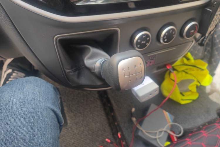 Used SAIC MAXUS Xintu V80 2021 2.0T Manual Classic City Delivery King Short Wheelbase Mid-Roof Design 3 Seats
