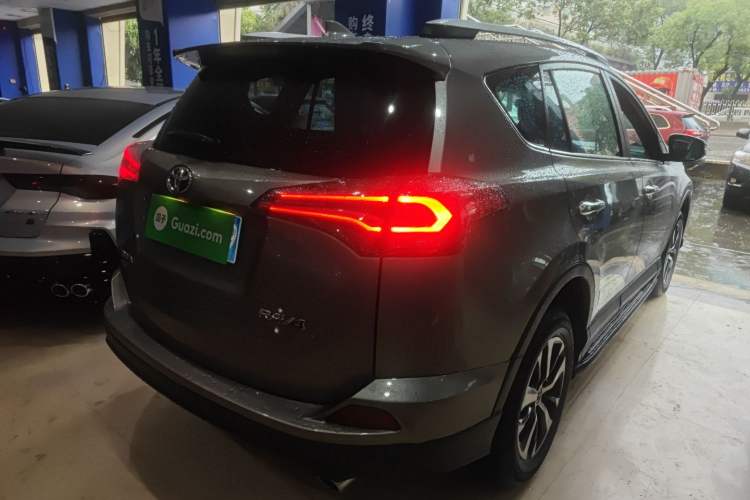 Used Toyota RAV4 2016 2.0L CVT Two-Wheel Drive Fashion Edition China V Standard
