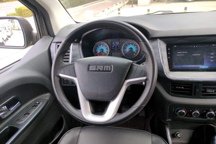 Used Jinbei Gold Hiace 2023 1.5L Passenger Van Travel Lion 9-Seater with Central Air Conditioning Steering Wheel