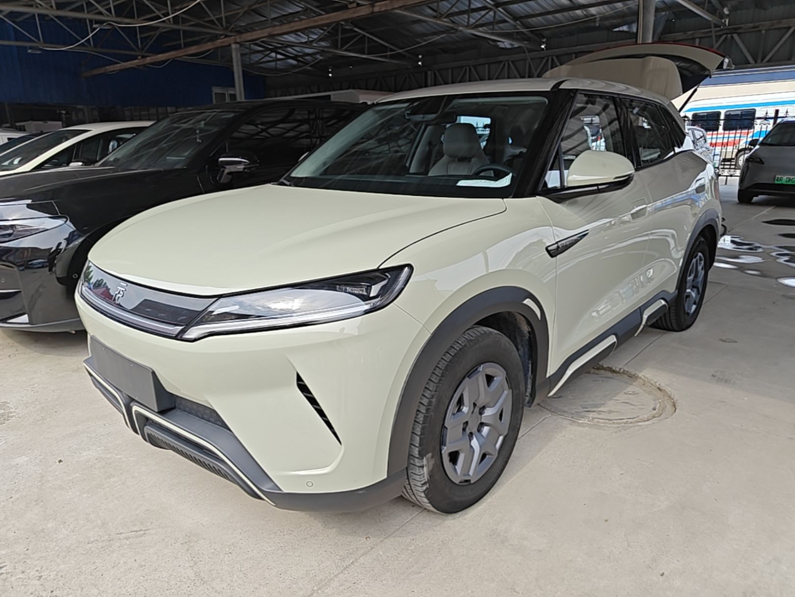 Под передней частью автомобиля