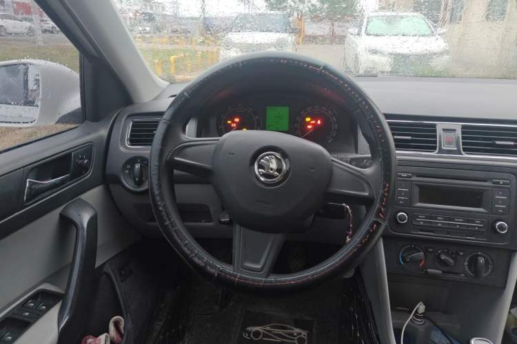 Used Skoda Rapid 2015 1.6L Manual Smart Selection Model

