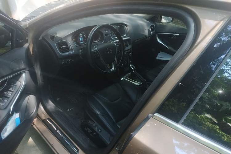 Used Volvo V40 2013 2.0T Zhiya Edition
