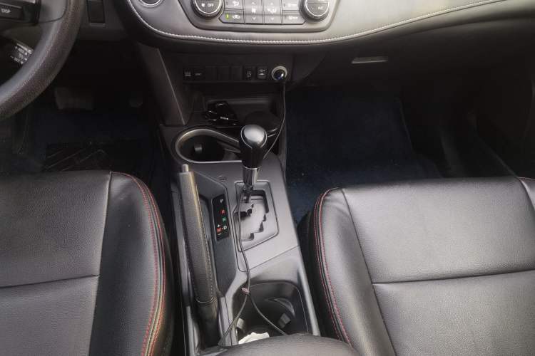 Used Toyota RAV4 2016 2.0L CVT Two-Wheel Drive Fashion Edition China V Standard Gear Lever
