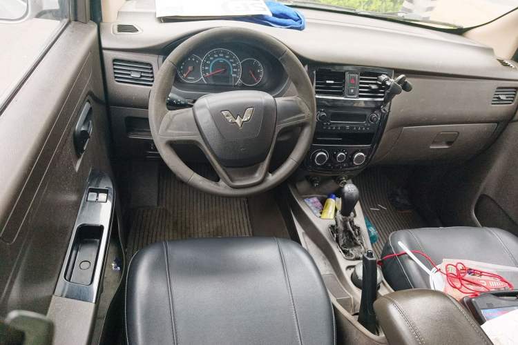 Used Wuling Rongguang V 2016 1.2L Standard Version
