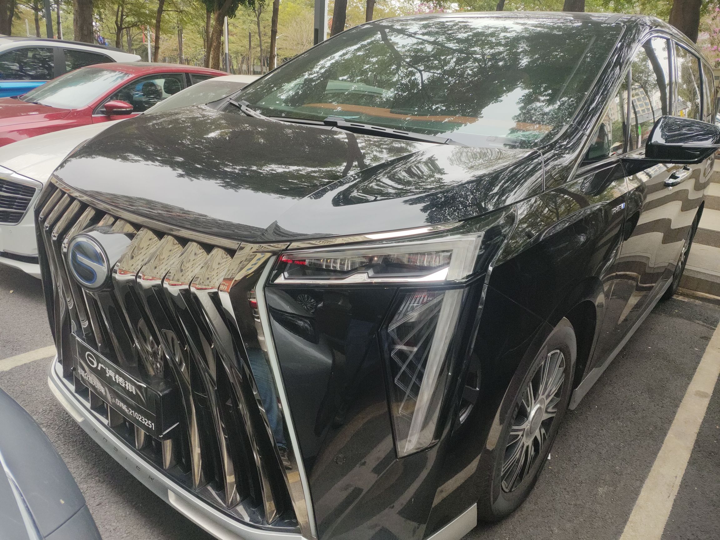 تحت مقدمة السيارة