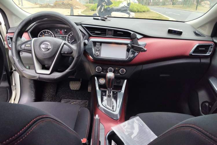 Used Nissan Lannia 2016 1.6L CVT Smart Cool Edition Center Console