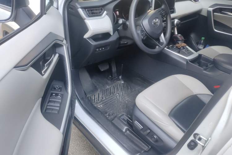 Used Toyota Wildlander 2020 2.0L CVT 4x4 Luxury Edition Driver Seat