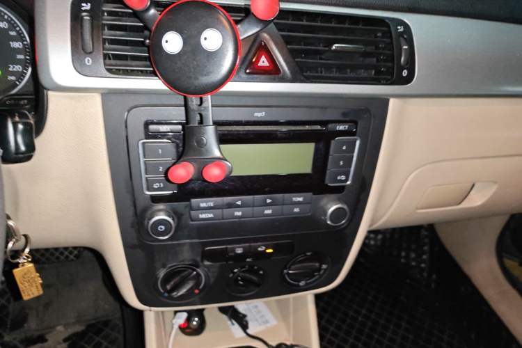 Used Volkswagen Bora 2012 1.6L Automatic Fashion Edition Audio And AC Panel