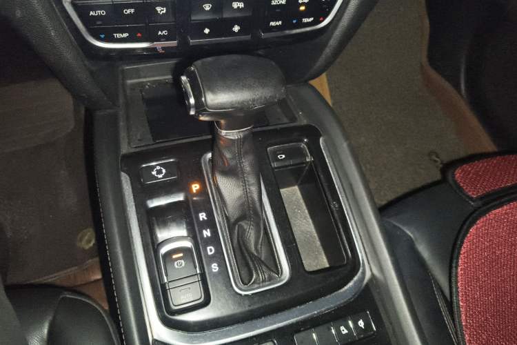 Used GAC Trumpchi GS8 2017 320T Two-Wheel Drive Luxury Smart Connectivity Version (7 Seats) Gear Lever