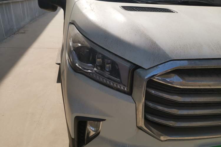 Used SAIC MAXUS Xintu V90 2019 2.0T Manual Zhi Du Xing Front-Wheel-Drive Single Tire Short Wheelbase Mid-Height 6-Seater Right Front Headlight