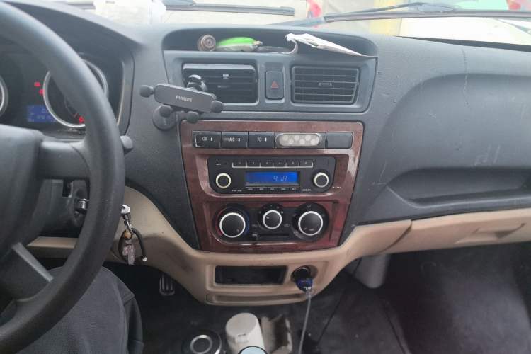 Used CHANGAN KAICHENG Ruixing M80 2018 1.5L Comfort Version Flat-Top Liftback 4G15S Audio And AC Panel