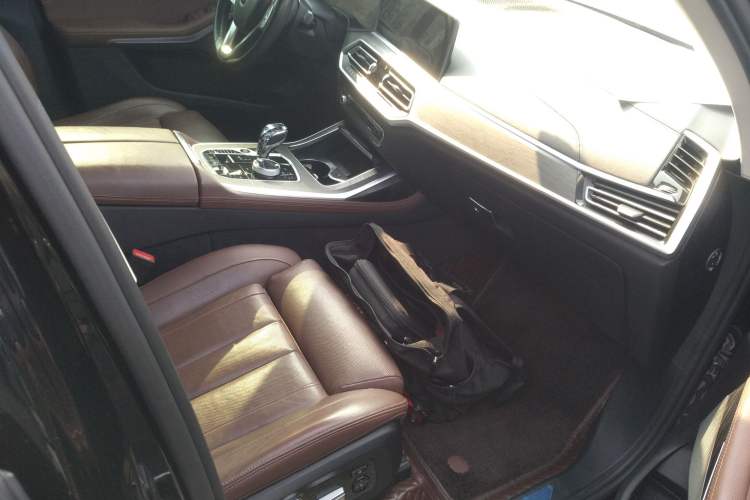 Used BMW X7 2021 xDrive40i Luxury Package with Leading Features
