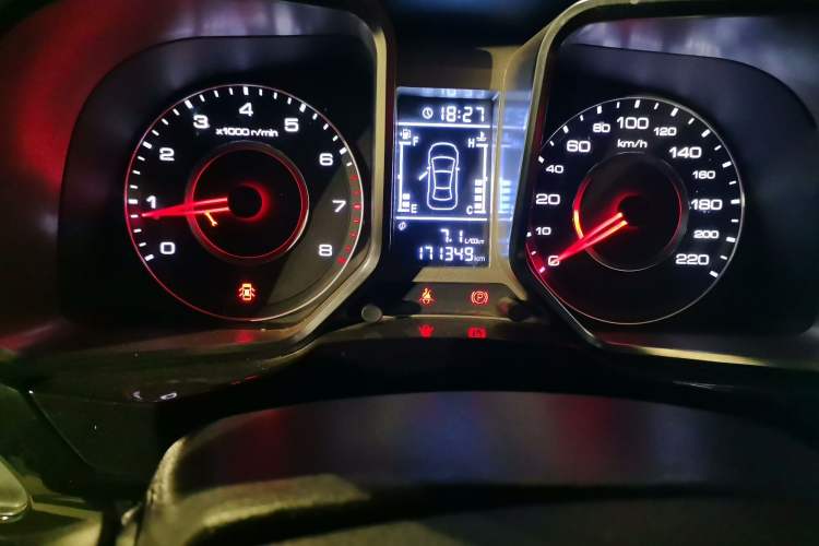 Used Zotye Domy X5 2015 1.5T Manual Luxury Model China V Standard Odometer Close Up