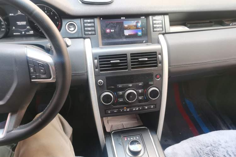 Used Land Rover Discovery Sport 2018 240 PS SE Version Audio And AC Panel