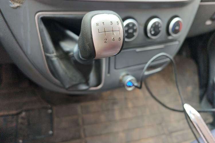 Used SAIC MAXUS Xintu V80 2019 2.5T Classic Edition 6-Speed Manual – Aoyuntong Modified Version Short Wheelbase Mid-Height Roof 5/6 Seats
