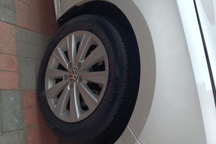 Used Volkswagen Sagitar 2014 Revised Version 1.4TSI Manual Luxury Edition Right Front Wheel Hub