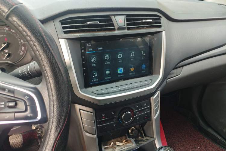 Used SAIC MAXUS T60 2017 2.4L Gasoline Manual Transmission 4x4 High Ground Clearance Comfortable Standard Cabin