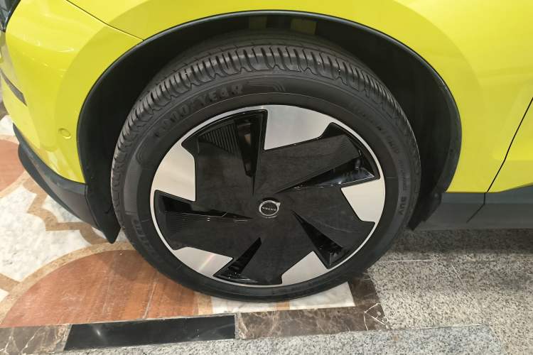 Used Volvo EX30 2025 Rear-Drive Long-Range Version Ultra