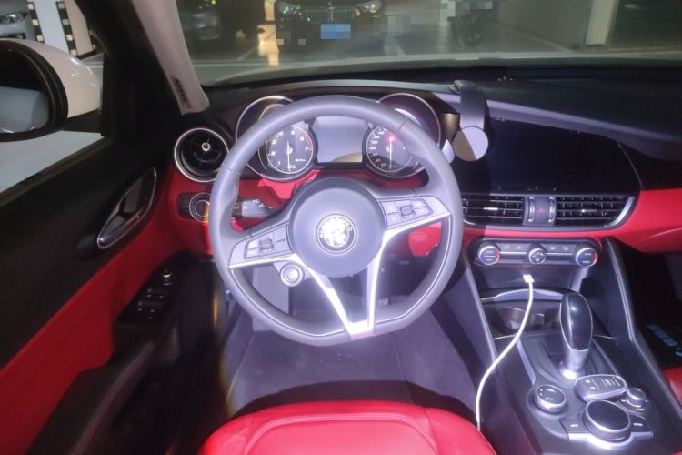 Used Alfa Romeo Giulia 2017 2.0T 200HP Luxury Edition Steering Wheel