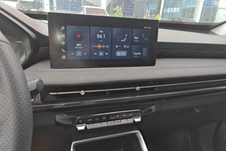 Used Wuling Alvez 2022 1.5L CVT Comfort Edition Audio And AC Panel