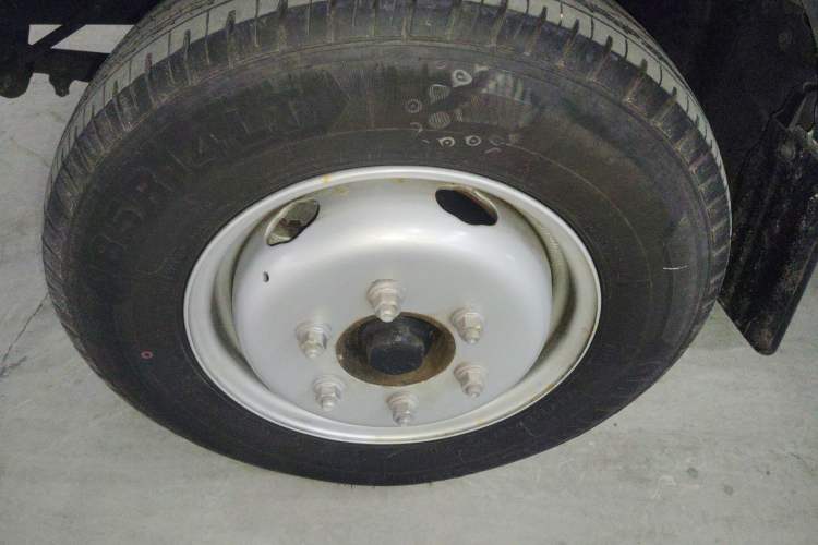 Used Jinbei Gold Card S6 2024 1.6L Standard Cargo Truck Single Cab 3.7-Meter Rear Dual Wheels SWD16MS Stake Bed
